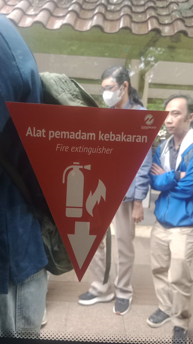 yukcube1's tweet image. Lah, Zhongtong Lodek di UI pake stiker apar with logo TJ

Izin tagar : @shitpostrans @InfotransportUI