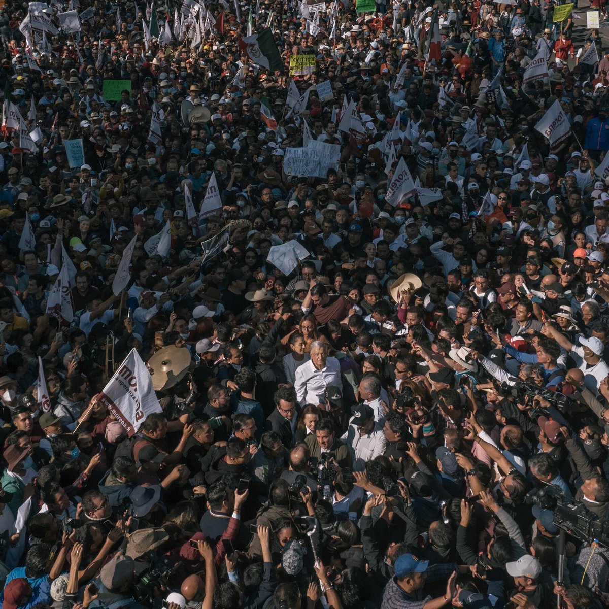 tania__rd's tweet image. Un día como hoy pero de 2022 más de un millón de personas acompañamos al presidente @lopezobrador_ en #LaMarchaDelPueblo 

La oposición decía que el presidente estaba desesperado porque perdería en 2024, el resto es historia