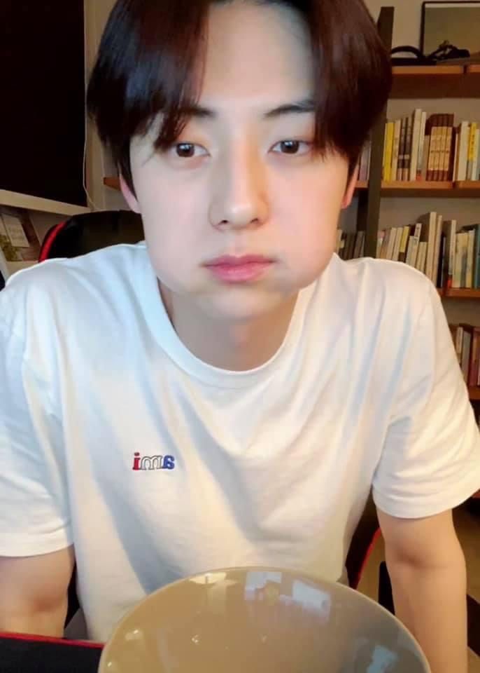 hwangsaaa's tweet image. 몰랑황민현 어케 참는데