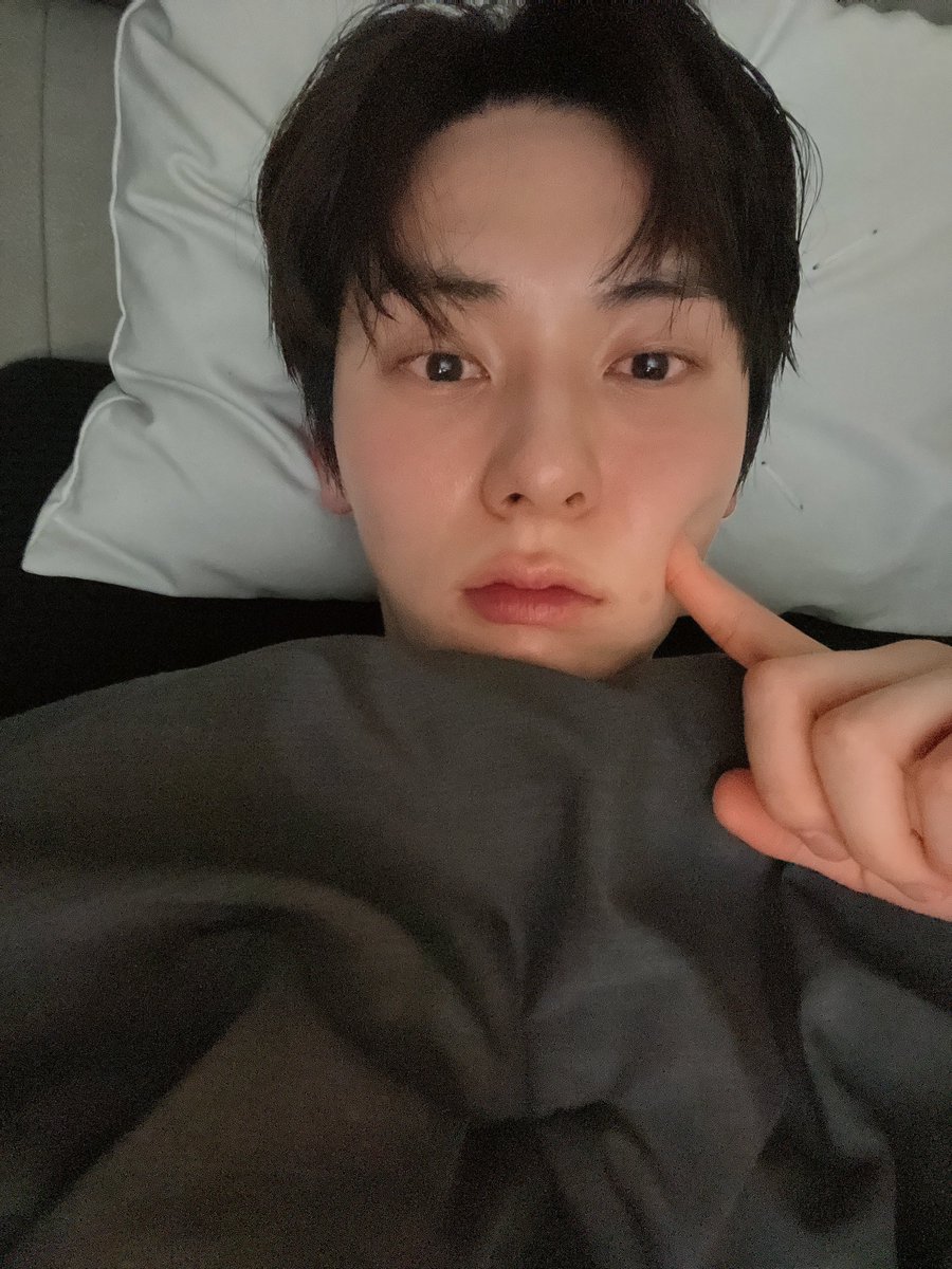 hwangsaaa's tweet image. 몰랑황민현 어케 참는데