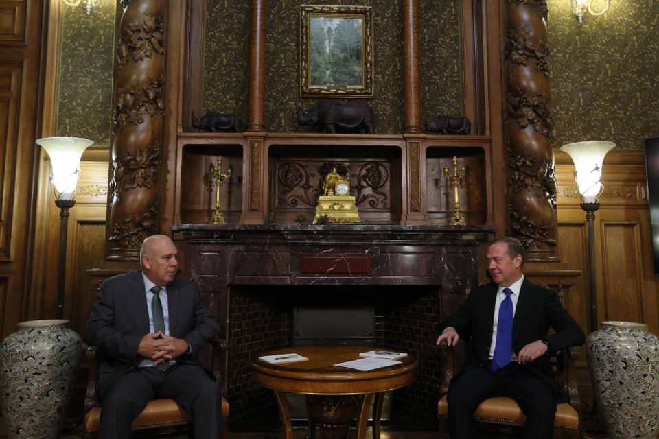 Con Dimitri Medvédev, presidente del partido #Rusia Unida y vicepresidente del Consejo de Seguridad de la nación, sostuvimos un encuentro muy amistoso y familiar. Le trasladamos un saludo del General de Ejército Raúl Castro Ruz y del Presidente <a href="/DiazCanelB/">Miguel Díaz-Canel Bermúdez</a>.