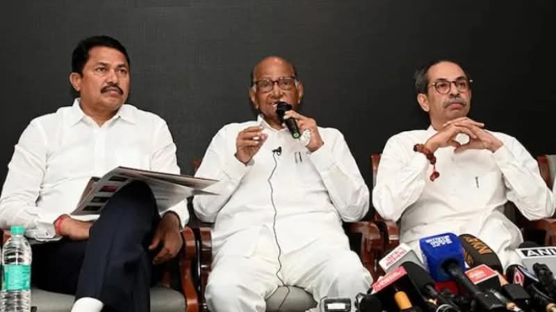 epanchjanya's tweet image. महाराष्ट्र में MVA को झटका, 46 नेताओं ने एक साथ दल छोड़ा!

26 BJP में हुए शामिल, 7 एकनाथ शिंदे की शिवसेना से जुड़े और 13 अजित पवार की NCP में।