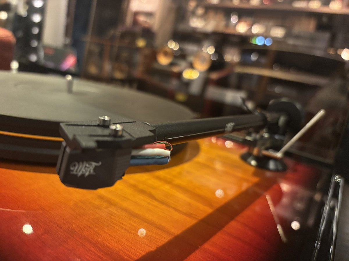 maxaudio_'s tweet photo. 【小倉本店】
中古情報‼️
1000台限定モデルMo-fi Fender PrecisionDeck
レコードプレーヤー入荷しました!
Fenderベースを再利用したキャビネットがむちゃくちゃカッコいい‼️
早い者勝ちです‼️
#マックスオーディオ小倉本店
#maxaudio #オーディオ中古情報
#fender #mofi #レコードプレーヤー https://t.co/AiTxUp6ry2