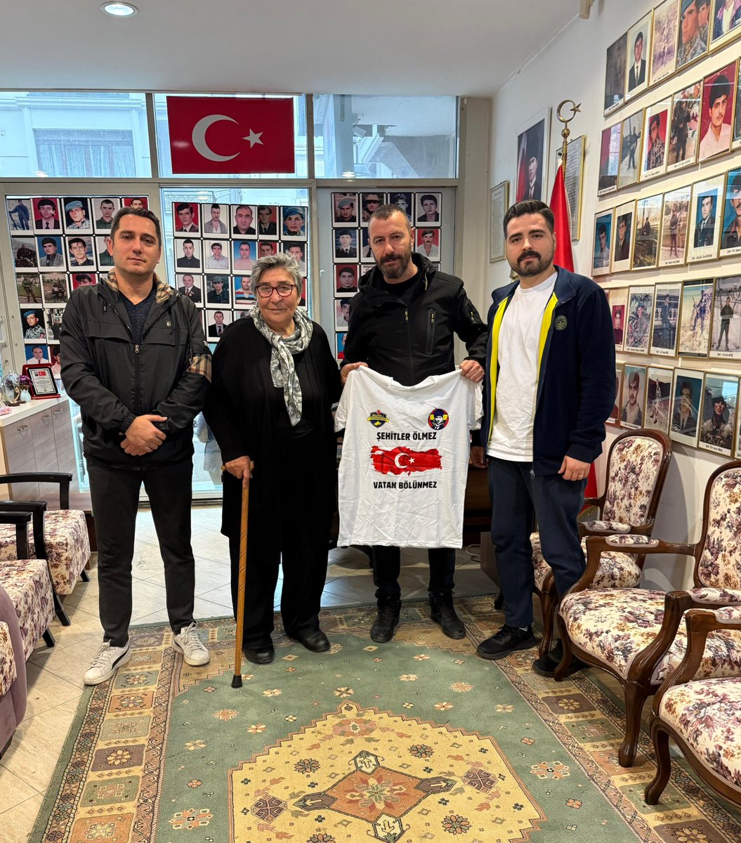 milliyetciFB's tweet image. Milliyetçi Fenerbahçeliler ailesi olarak, Şehit Anaları Dayanışma ve Yardımlaşma Derneği Başkanı Sayın Pakize Alp Akbaba’yı ziyaret ettik. Değerli büyüğümüze misafirperverliği ve hoş sohbeti için teşekkür ederiz.

#MİLLİYETÇİFENERBAHÇELİLER