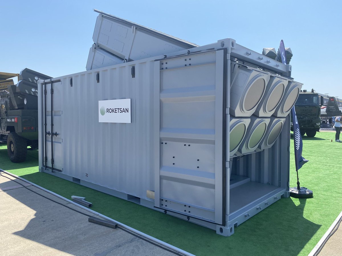 T_Nblty's tweet image. A drilling ship is being harassed in the Eastern Mediterranean, a hostile frigate is detected 80 miles in the Aegean... And suddenly, the lid of an ordinary 40-foot container opens: ÇAKIR emerges, invisible to radar, gliding over the waves in swarm groups from over 150+ km away,…