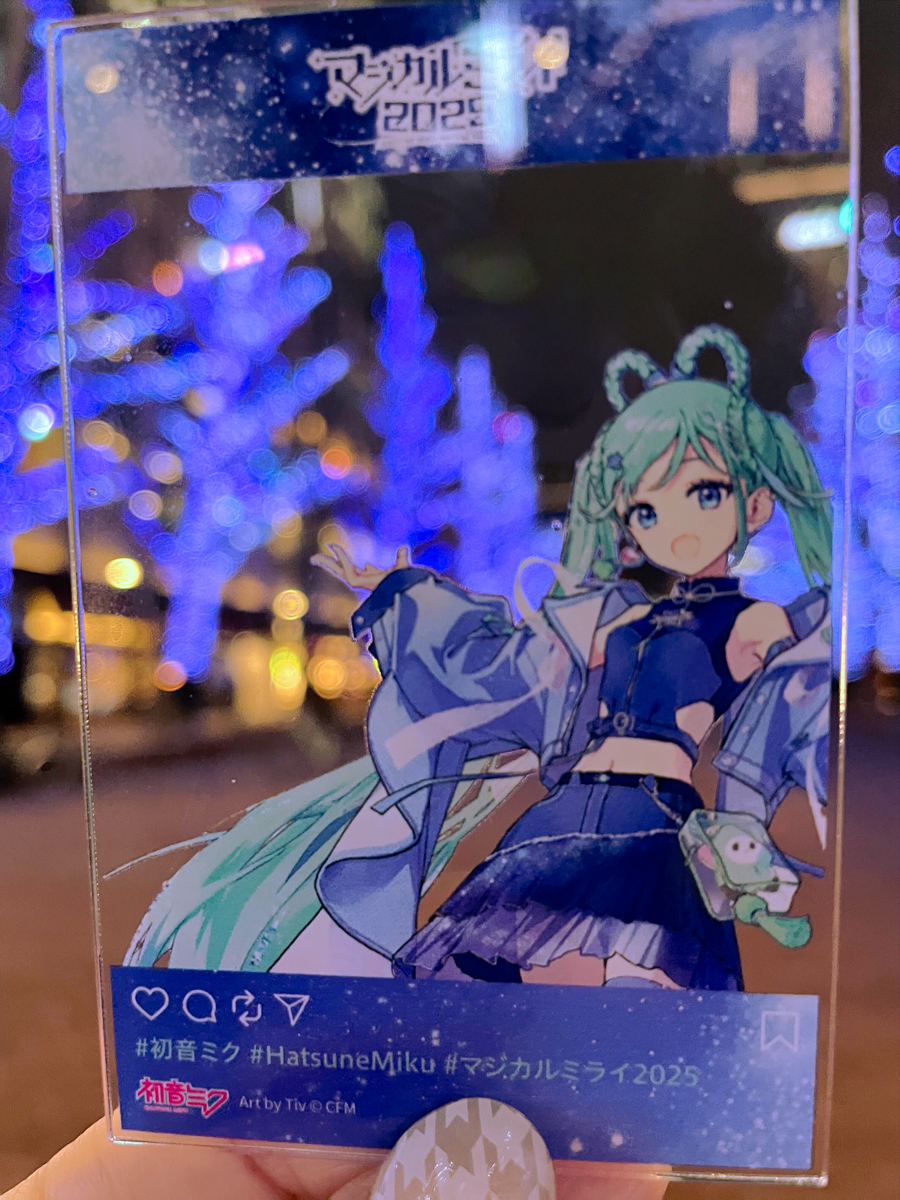 さらに、特典のチェキ風カード＆SNS風アクリルカードのサンプルもチラ