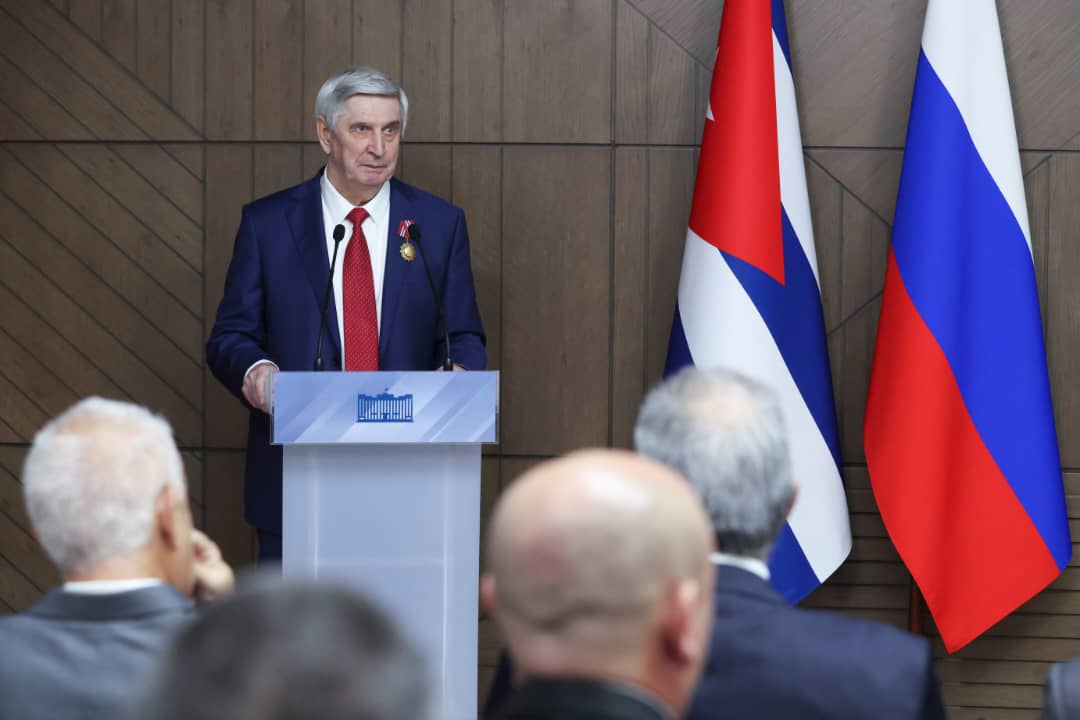 La defensa de la Revolución en los duros 90, la batalla incansable por el regreso de nuestros Cinco Héroes y la lucha permanente contra el criminal bloqueo, son hazañas que nuestro pueblo lleva grabadas con gratitud eterna en el corazón. 

¡Muchas felicidades!