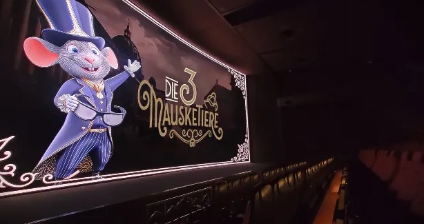 Kinglight08's tweet image. KLT debuts the world’s first sound-transparent passive 3D LED screen at Phantasialand! 🎥
A 144㎡ curved LED wall + polarized 3D glasses + SFX motion seating = a new era of 4D attraction.
#LEDdisplay #3DLED #ImmersiveTech #AVTech #ThemedEntertainment #4DTheater #Phantasialand