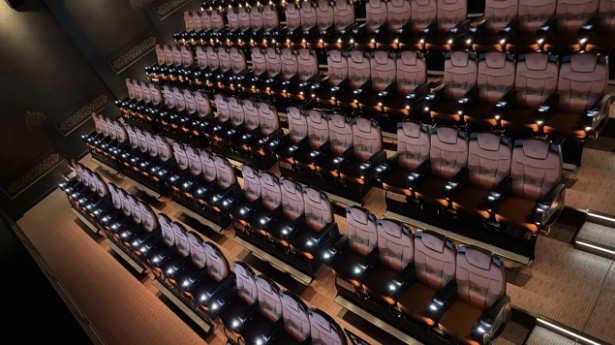 Kinglight08's tweet image. KLT debuts the world’s first sound-transparent passive 3D LED screen at Phantasialand! 🎥
A 144㎡ curved LED wall + polarized 3D glasses + SFX motion seating = a new era of 4D attraction.
#LEDdisplay #3DLED #ImmersiveTech #AVTech #ThemedEntertainment #4DTheater #Phantasialand