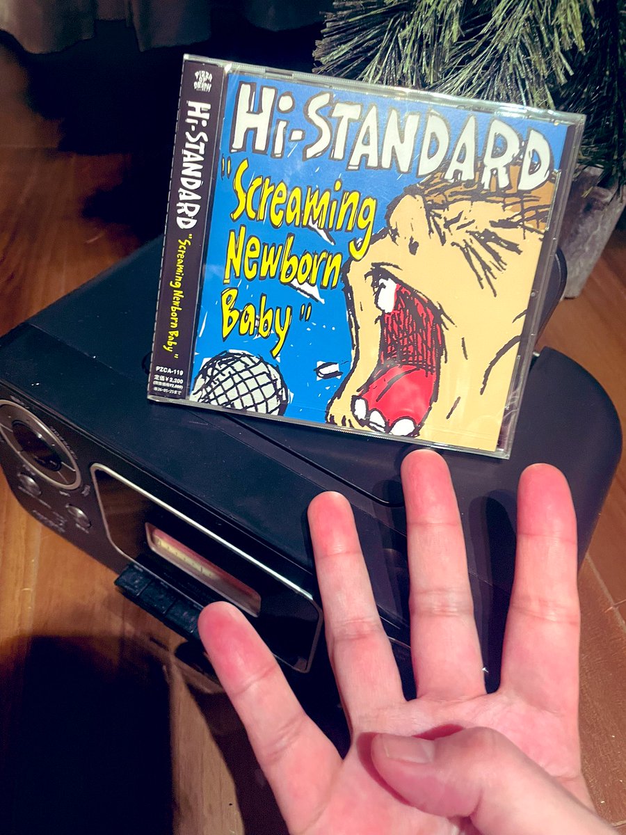 【感謝】
本日2025.11.27 オレは40歳になった

自分自身へのギフトとして
昨日発売されたハイスタの新譜を購入

当時と変わらずラジカセでCDを聴いている

そしてこの歳になっても
気持ちは変わってないのです

音楽人生は続いていく
まだまだ未来は自分の手の中にあるのだ、
と信じている。押忍。