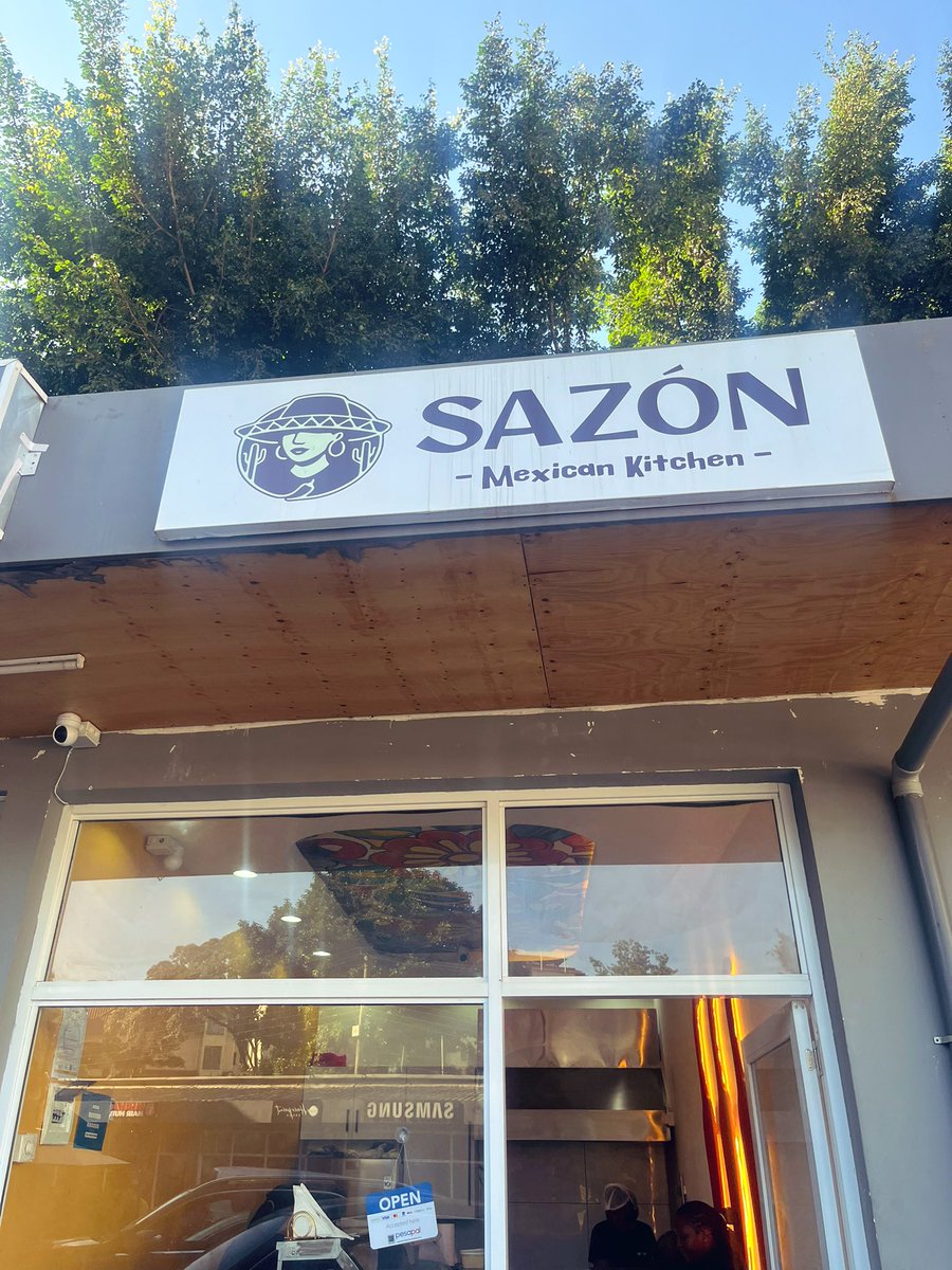 dodmichaela's tweet image. 📍𝙎𝙖𝙯𝙤́𝙣 𝙈𝙚𝙭𝙞𝙘𝙖𝙣 𝙆𝙞𝙩𝙘𝙝𝙚𝙣

I had the chance to visit the fairly new Mexican spot called Sazón a few weeks back. I had been wanting to try it for a while because it reminds me so much of the US food chain @ChipotleTweets which I love so much! #nairobieats