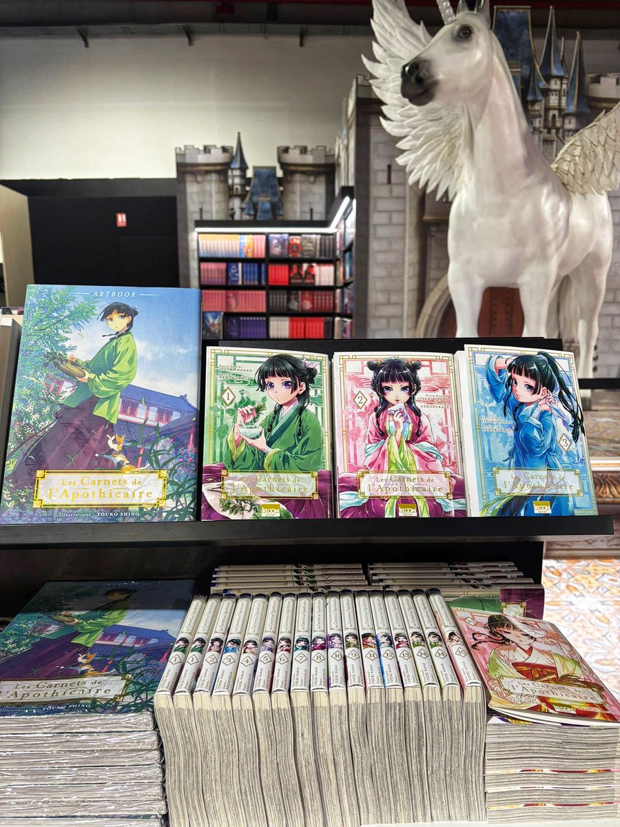 Ce week-end, allez au Salon du livre et de la presse jeunesse à Montreuil ! 
<a href="/LumenEditions/">Lumen éditions</a> qui édite les romans des "Carnets de l'apothicaire" y est présent, et propose une animation autour de la série.
Les adaptations mangas et l'artbook sont aussi présents ! 😍