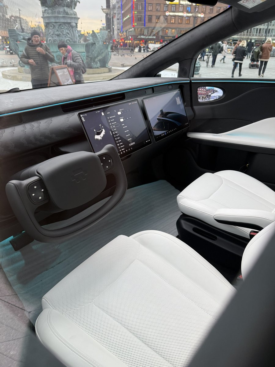 Astro_Fabi's tweet image. First impressions:

- this is a huge car compared to European standards
- interior looks great
- exterior pretty futuristic
- yes, @TensorAuto bets on Lidar and it makes me wonder about the unit price

But besides all doubt I would really love to see them become successful here…