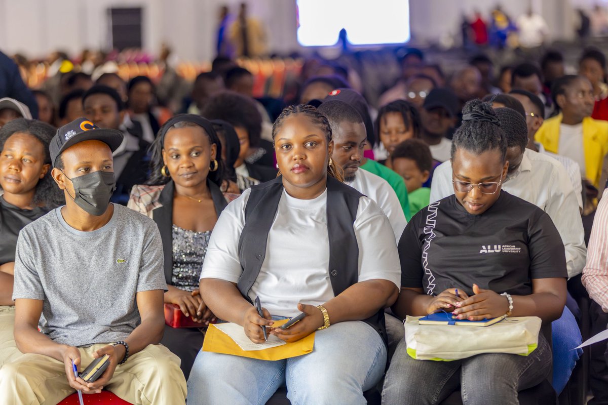 CityofKigali's tweet image. 📸 Amafoto: Tubahaye ikaze muri #KCEV (Camp Kigali) aharimo kubera urubuga ruhuza abatanga imirimo n’abayikeneye #KigaliJobNet ku nshuro ya 16. 

Dutangiranye n’icyiciro cyo kumenyana (networking). Turagira gahunda ndende aho uwaje gushaka akazi ari buhure n’abakoresha