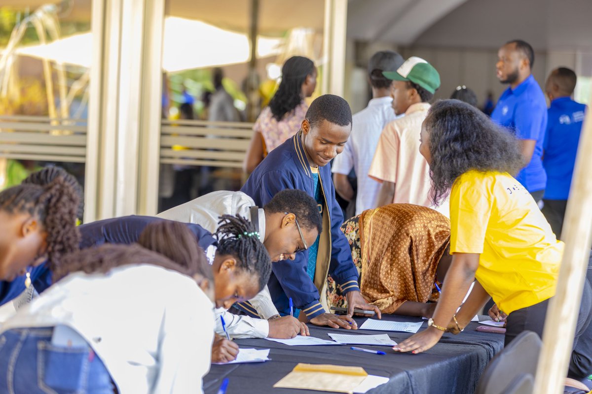 CityofKigali's tweet image. 📸 Amafoto: Tubahaye ikaze muri #KCEV (Camp Kigali) aharimo kubera urubuga ruhuza abatanga imirimo n’abayikeneye #KigaliJobNet ku nshuro ya 16. 

Dutangiranye n’icyiciro cyo kumenyana (networking). Turagira gahunda ndende aho uwaje gushaka akazi ari buhure n’abakoresha