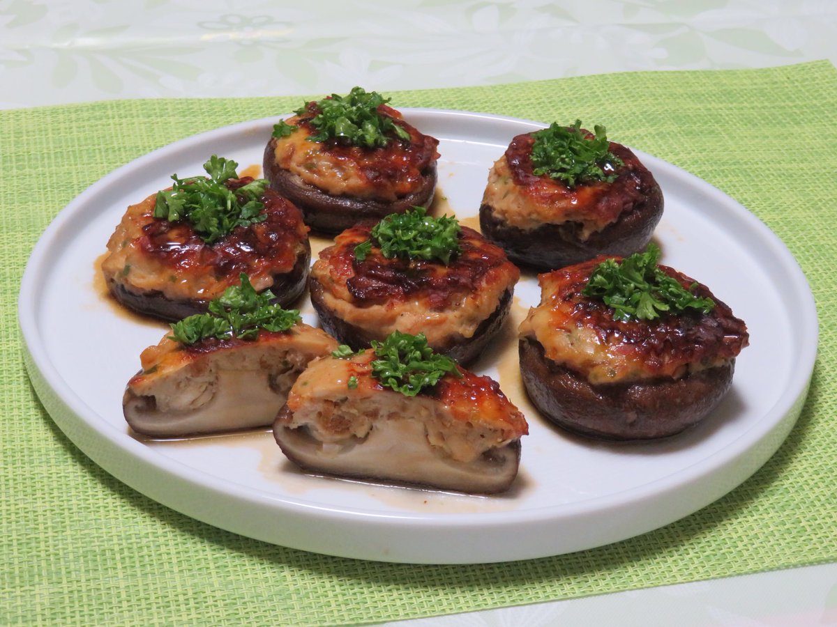 k_yokomama's tweet image. 理恵子さん〜「ペプチドリップpresents山瀬さんちの りっこ食堂」🍳
【シイタケの肉詰め】作りました🎵鶏ミンチ・刻んだ椎茸の軸・蓮根・
柿を捏ねて椎茸に詰め、両面焼いて甘辛く味付け✨肉厚の椎茸の旨味
たっぷり👍めっちゃ美味しい😍免疫UPで風邪予防！最高です‼️👏
@youdoki_yab  @yab_beep