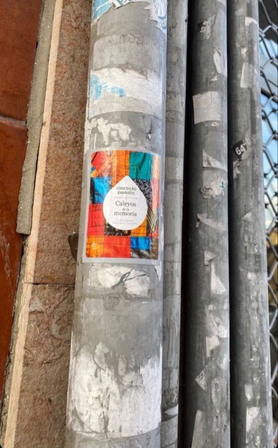 Empiecen a vese les pegatines promocionales de 'Caleyos de la memoria' peles cais d'Asturies. Esta foto mándenla dende Mieres, pero la novela de Conceiçao Evaristo (que traduxo Henrique Facuriella pa la colección Calume d'<a href="/edicionesTrabe/">edicionesTrabe</a>) yá ta en toles llibreríes d'Asturies.