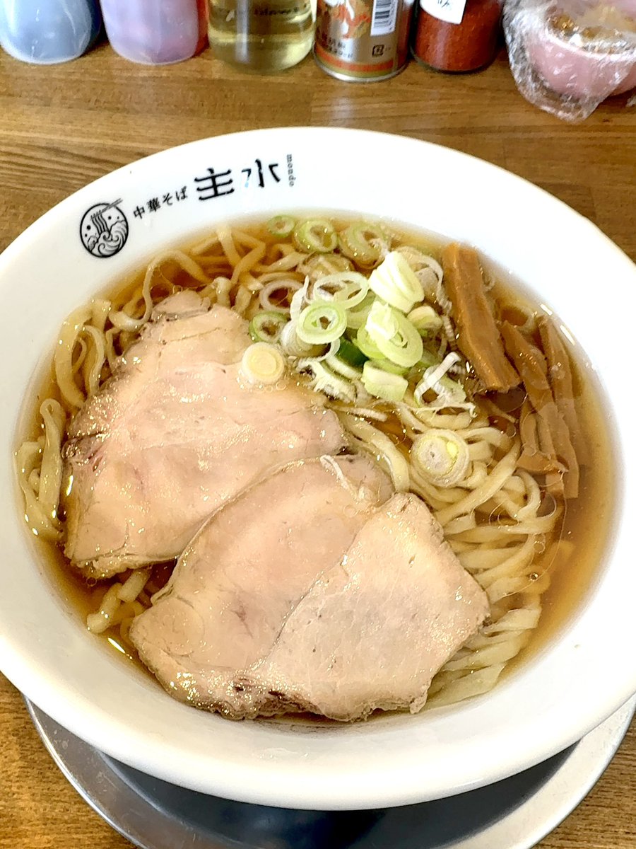 中華そば 主水@御代田町
「手打ち式中華そば(790円)」
土日祝の朝のみ専用の手打ち。
油浮き多めもあっさりスープと、良い意味で赤いきつねを彷彿させるつるっと平打ち麺。ばさっと大振りチャーシューに多めのネギ、コリっとメンマ。
卓上の漬け刻みニンニクはたっぷり入れる派〜