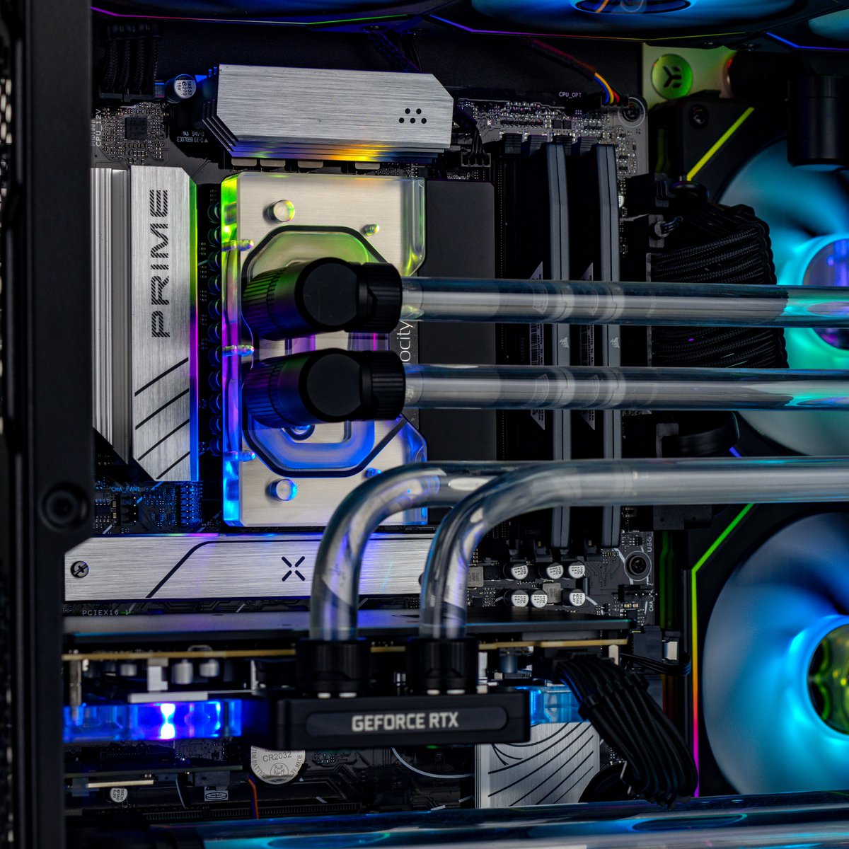 ukgc's tweet image. A recent bespoke build, using EKWB parts (and an Alphacool GPU block!) 💙