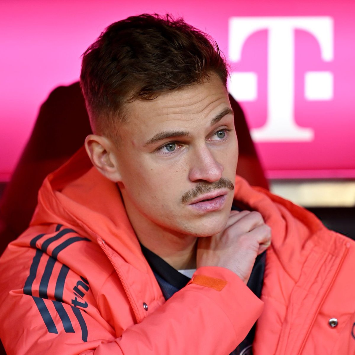 VibesFoot's tweet image. 🔴 Joshua Kimmich 🇩🇪 : « 𝗝𝗘 𝗣𝗘𝗡𝗦𝗘 𝗤𝗨𝗘 𝗟𝗘 𝗣𝗦𝗚 𝗔 𝗘́𝗧𝗘́ 𝗡𝗢𝗧𝗥𝗘 𝗔𝗗𝗩𝗘𝗥𝗦𝗔𝗜𝗥𝗘 𝗟𝗘 𝗣𝗟𝗨𝗦 𝗖𝗢𝗥𝗜𝗔𝗖𝗘, notamment à cause de leur style de jeu. 😮‍💨

Arsenal est complètement différent. 𝗜𝗹𝘀 𝗺𝗶𝘀𝗲𝗻𝘁 𝘀𝘂𝗿 𝗹𝗲𝘀 𝗰𝗼𝘂𝗽𝘀 𝗱𝗲 𝗽𝗶𝗲𝗱…