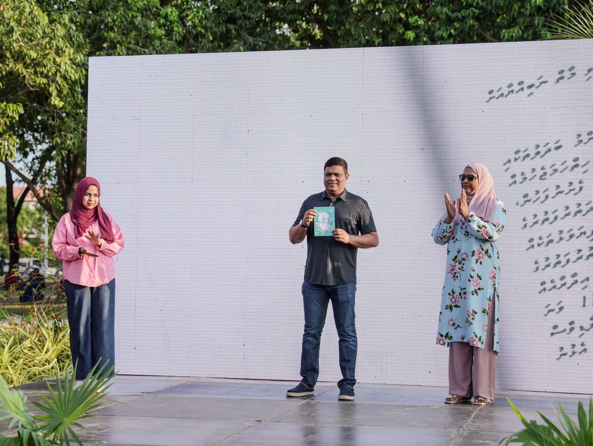 MoTCAmv's tweet photo. " ރަޢީސް ޑރ މުހައްމަދު މުއިއްޒާއި އެކު ކާމިޔާބު 104 ހަފްތާ " ތެރޭގައި މި ވުޒާރާއިން ހާސިލުކޮށްފައިވާ ކާމިޔާބީތަކަށް އަލިއަޅުވާލާ ތައްޔާރުކޮށްފައިވާ ބުކްލެ��ް  21 ނޮވެމްބަރ 2025 ގައި މިނިސްޓަރ މުހައްމަދު އަމީން ވަނީ ލޯންޗް ކުރައްވާފައެވެ.

 ތިރީގައިވާ ލިންކް މެދުވެރިކޮށް މިފޮތް ބައްލަވާލެއްވޭނެއެވެ. 

#hafthaa 
https://t.co/YMueSDU4rs