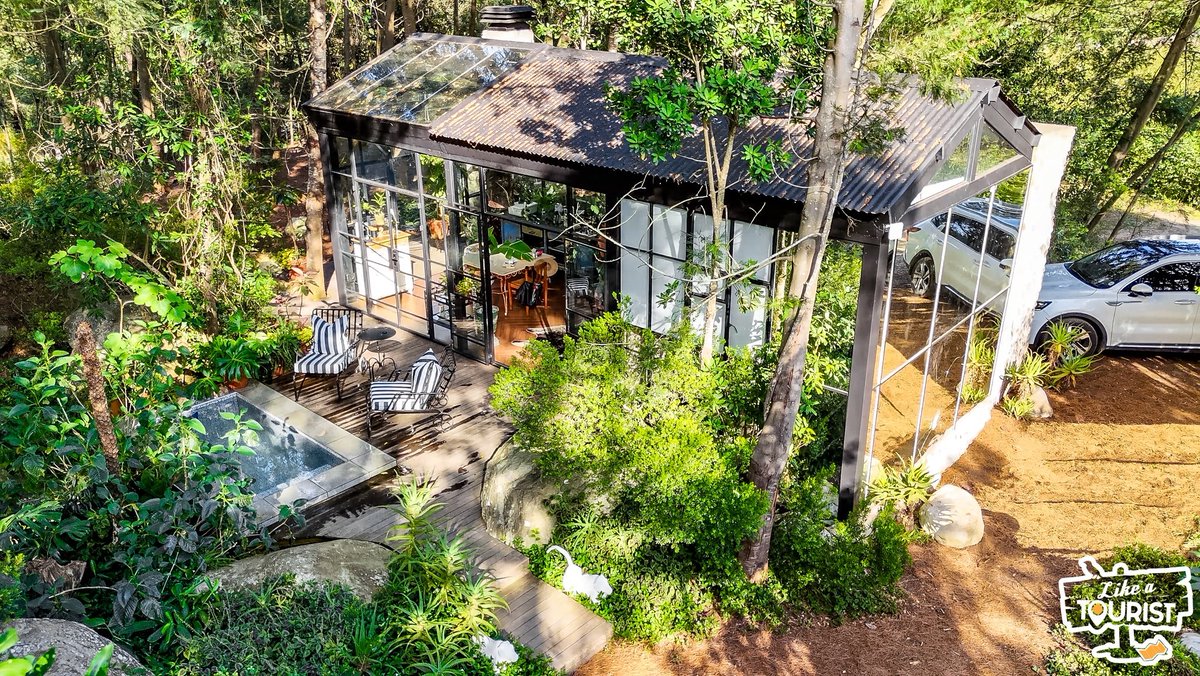 MarkSham's tweet image. Last week we discovered an outrageously beautiful glass cabin in Swellendam hiding in the trees with the Langeberg mountains as the most insane backdrop. These pictures will show you what I mean ❤

Whenever you feel the need to slow down, it's best to spend time in places that…