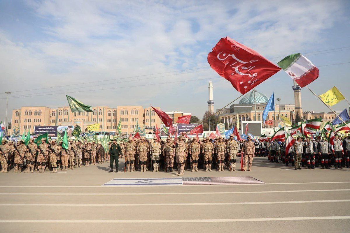 "همه عزمت روی نبرد است و جنگ"
رزمایش اقتدار، عزمی راسخ برای دفاع
#رزمایش_اقتدار_بسیج_پایتخت