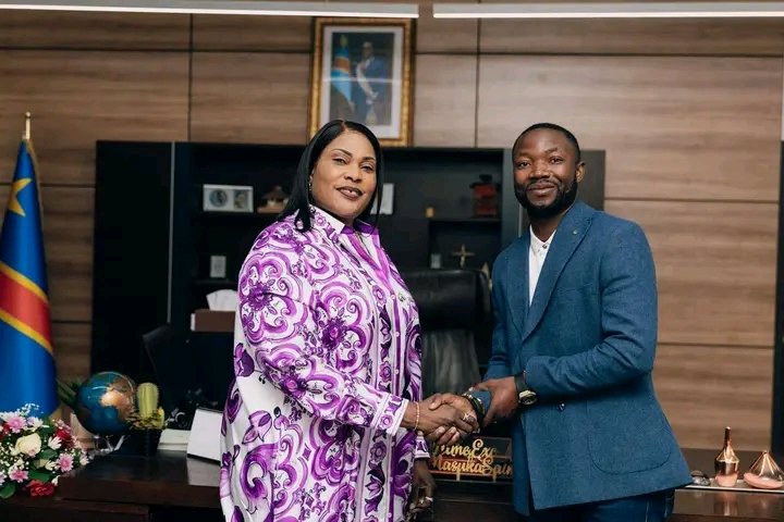 kanku_abra4225's tweet image. #RDC 🇨🇩🇨🇩🇨🇩
#LUALABA_KOLWEZI ✌
LA LOYAUTÉ 
Être loyal en politique, c’est servir un seul maître sans attendre un avantage quelconque en retour. Lorsque la loyauté devient une personnalité, elle dépasse la simple attitude pour devenir une véritable manière d’être.

Une personne…