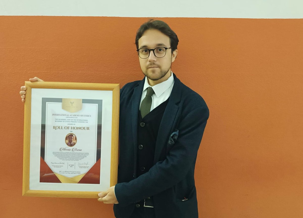 Ho ricevuto il “Roll of Honour” dall’International Academy of Ethics (India) per lo “straordinario contributo alla letteratura mondiale, sia come autore creativo sia come studioso di teatro, cinema e studi sulla performance […]”.

Ringrazio l’Accademia e il suo Presidente.