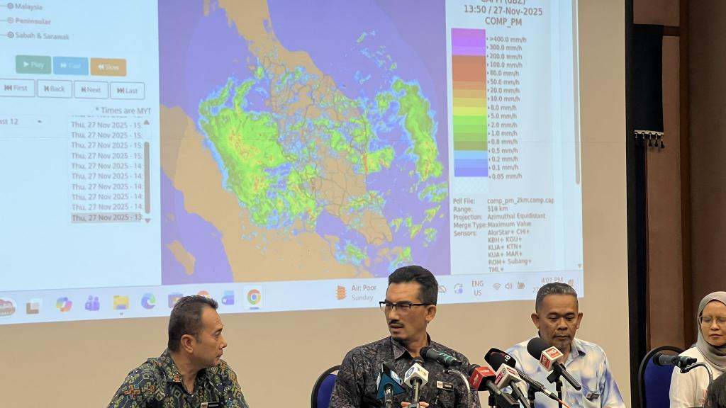 lorettabagg's tweet photo. Metmalaysia doing pc is when you should really start worrying. 

Please be safe, move if waters are rising. Your life is more precious.

The tide is also rising in Selangor at the moment. https://t.co/MQ0Dg320sq