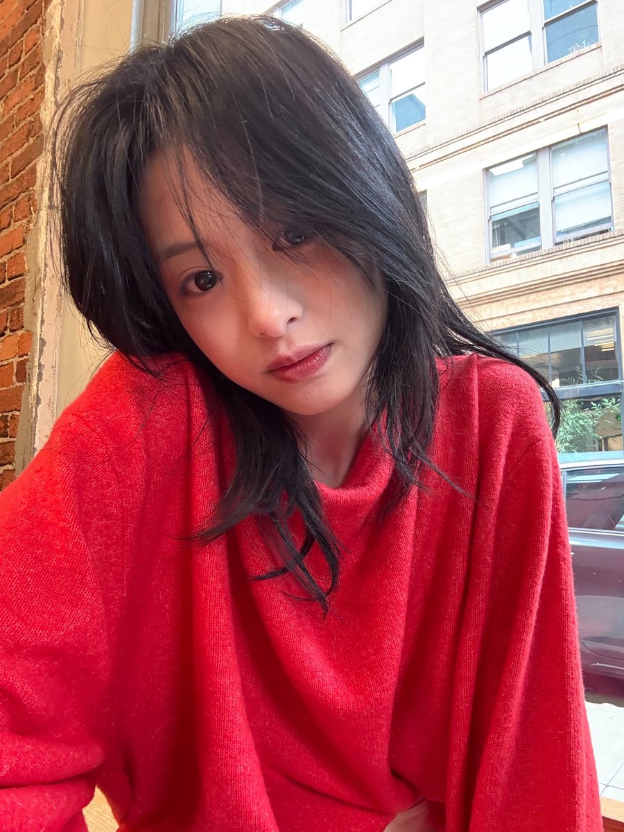 I miss Ahyeon yapping on Weverse. Yaxian, please come to Weverse, I need your calming words. Something feels off, and it’s hitting me straight in the face.