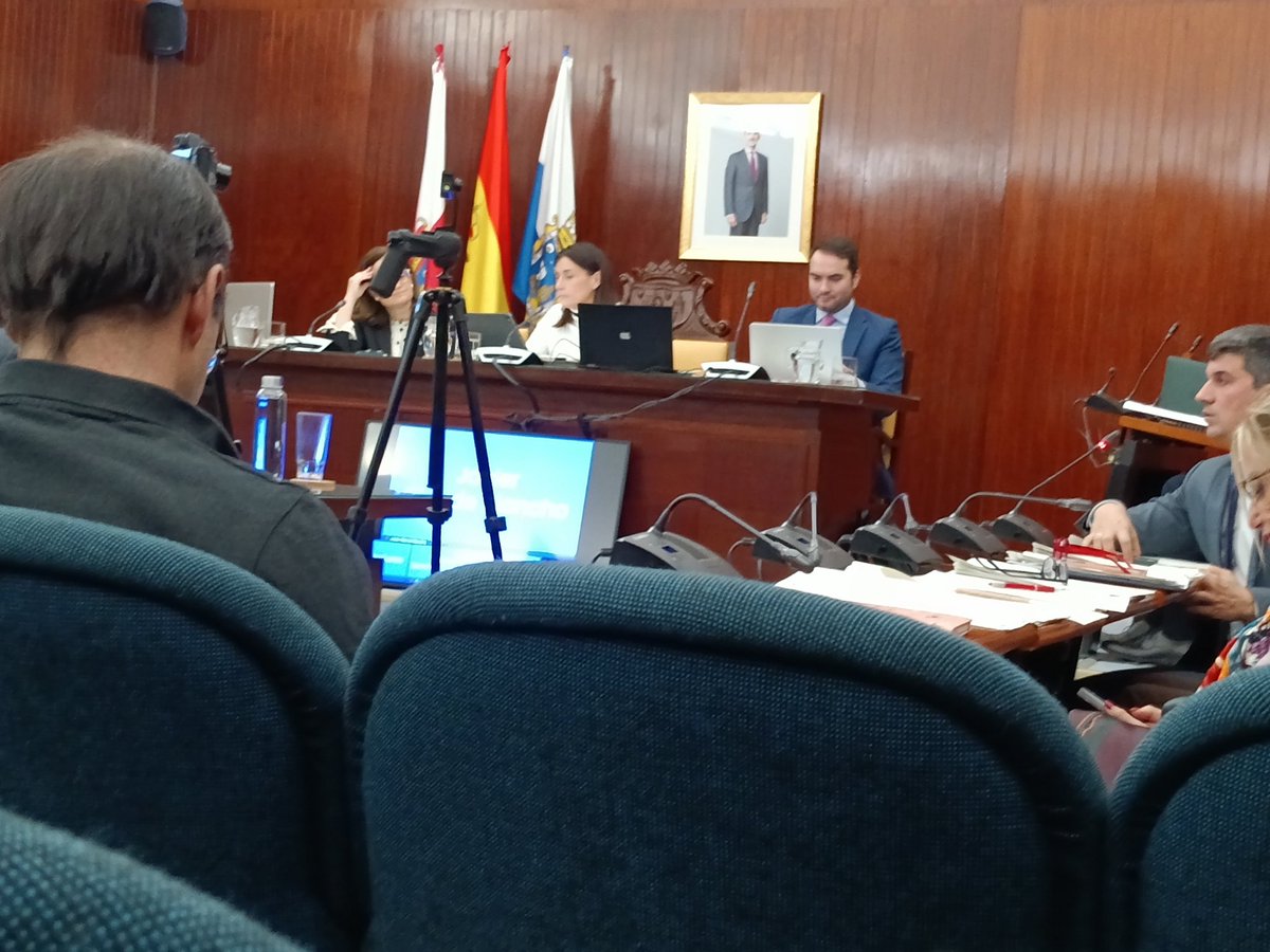 Asistiendo al pleno del Ayuntamiento de Santander.Tema:El parque de la Remonta.Entre el ministerio de Defensa,el Gobierno municipal y el resto de partidos con representación se tiran los trastos.Los y las vecinas asistimos con impotencia. Siguen sin escuchar!✊🏾💜💢