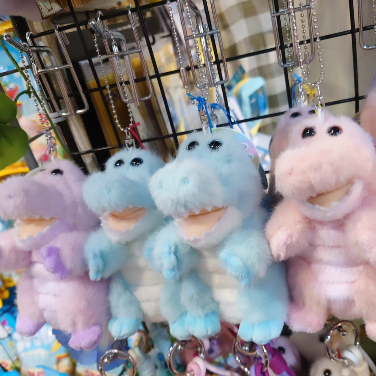 ふわふわでユニークなワニのワーリー達の新しい商品が入荷いたしました！🐊✨
瞳にはキラキラのラメが入っていてとってもかわいい💕ヌイグルミだけでなく、個性が光る証明写真風ステッカーも入荷しております！ぜひぜひご来店お待ちしております✨

#ヴィレヴァン #ヴィレッジヴァンガード #ワーリー