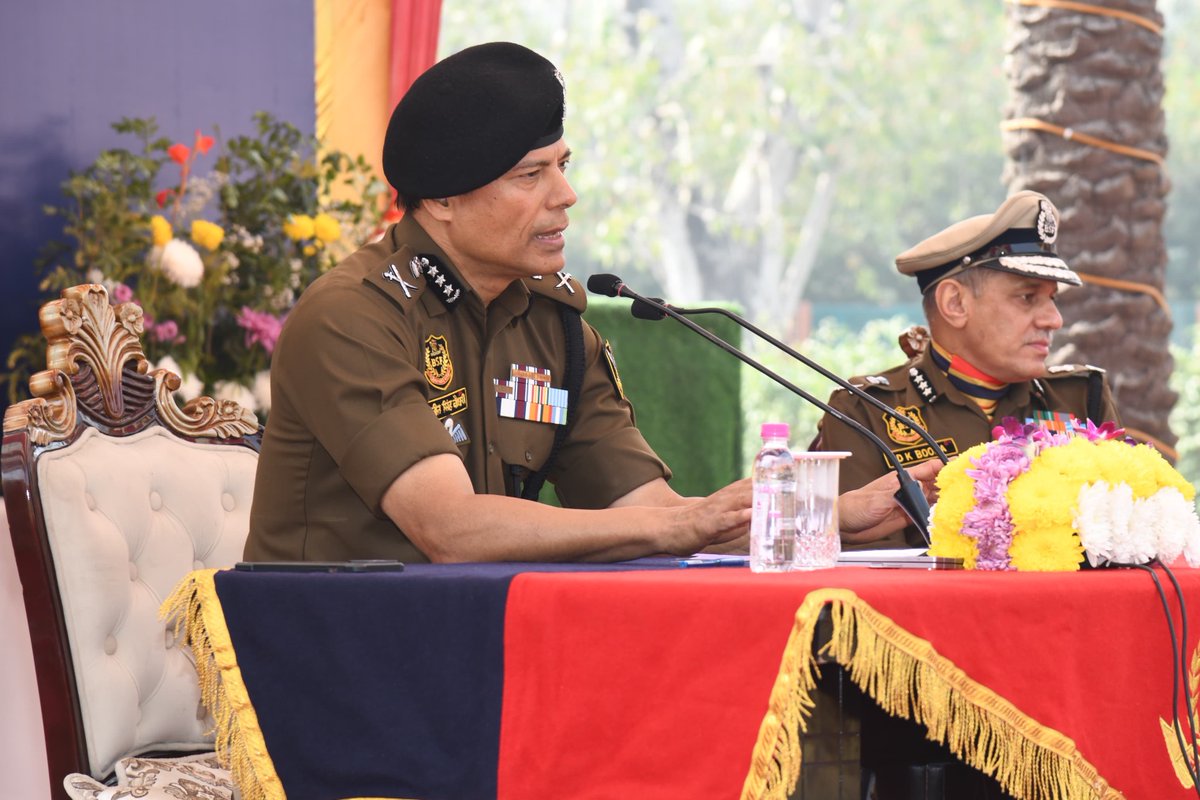 BSF_India's tweet image. PRAHARI SAMELAN BY DG BSF 

Shri Daljit Singh Chawdhary, DG BSF addressed Prahari Samelan of BSF personnel at BSF Facility, Nizamuddin, New Delhi today. During the samelan DG BSF lauded the professionalism and dedication with which Seema Praharis invest themselves to their duty…