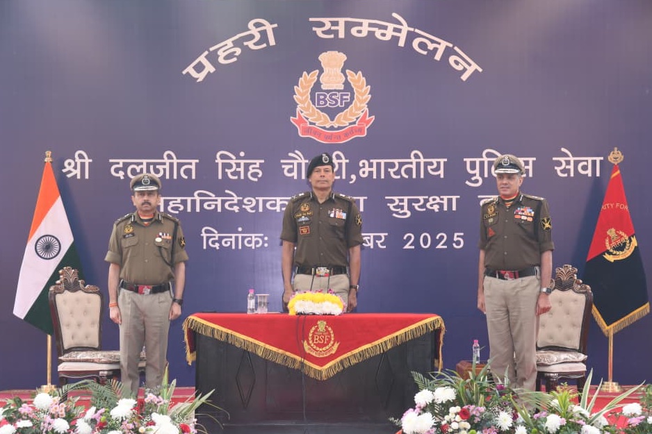 BSF_India's tweet image. PRAHARI SAMELAN BY DG BSF 

Shri Daljit Singh Chawdhary, DG BSF addressed Prahari Samelan of BSF personnel at BSF Facility, Nizamuddin, New Delhi today. During the samelan DG BSF lauded the professionalism and dedication with which Seema Praharis invest themselves to their duty…