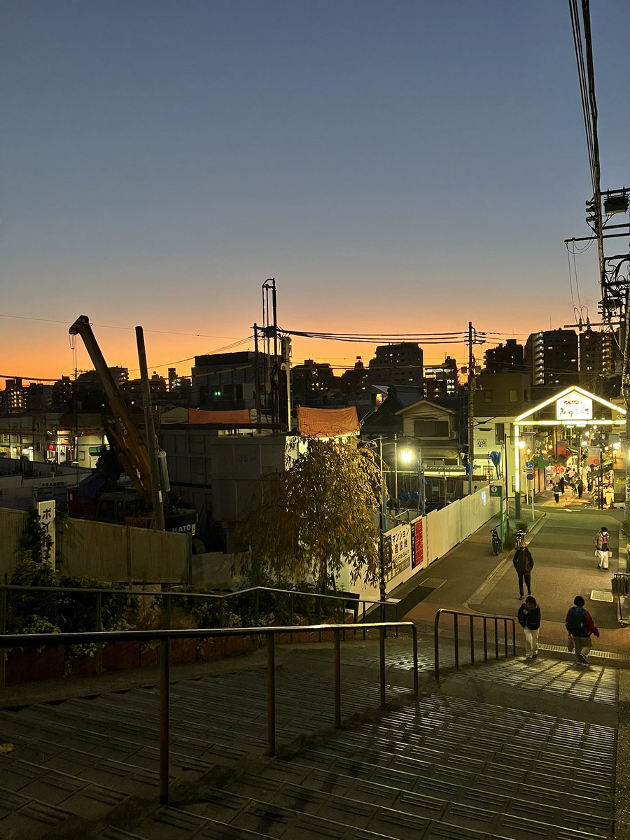 manamiho2's tweet image. 最後にみた夕焼けだんだん
広い空がもう見えないだんだん