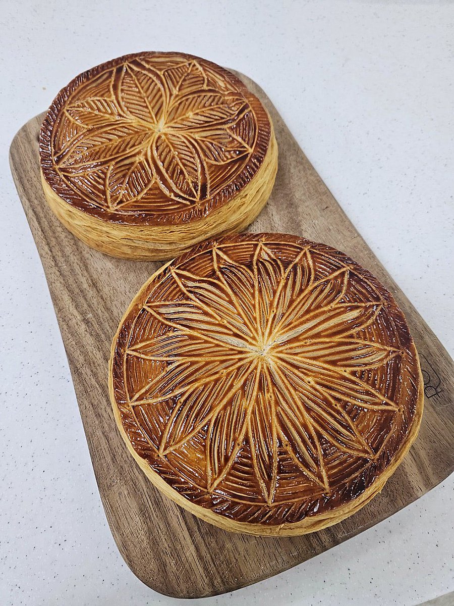 갈레트 데 루아를 아세요?
프랑스에서 연말, 새해쯤에 먹는 아몬드 크림을 넣어 만든 파이에요. 
제가 처음먹어본 갈레트는 파리의 루브르 근처에 있던 paul 빵집의 작은 조각이었는데요 

내일 배우러 가요 (o´∀`o)ﾉ♪ 
무려 거꾸로 파이기법인 앙벡세에 손 밀대로 만드는거라 해서 더 기대되는..