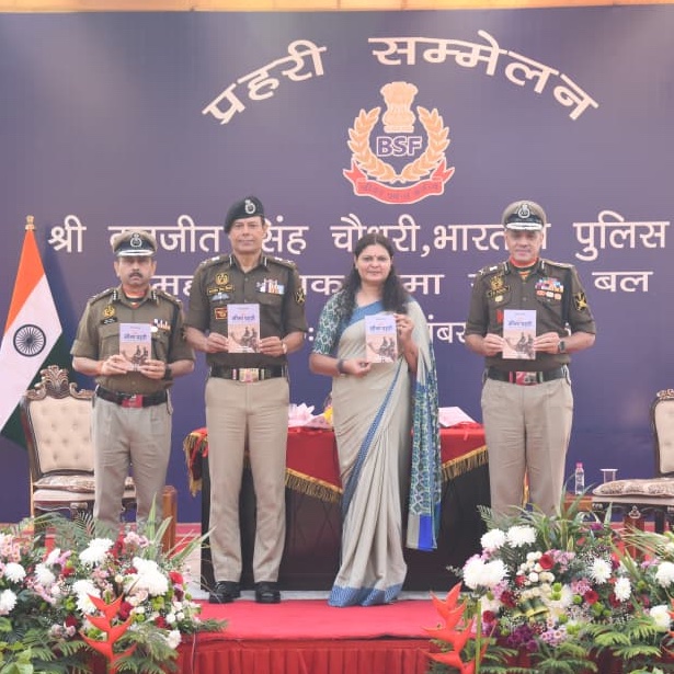 BSF_India's tweet image. PRAHARI SAMELAN BY DG BSF 

Shri Daljit Singh Chawdhary, DG BSF addressed Prahari Samelan of BSF personnel at BSF Facility, Nizamuddin, New Delhi today. During the samelan DG BSF lauded the professionalism and dedication with which Seema Praharis invest themselves to their duty…