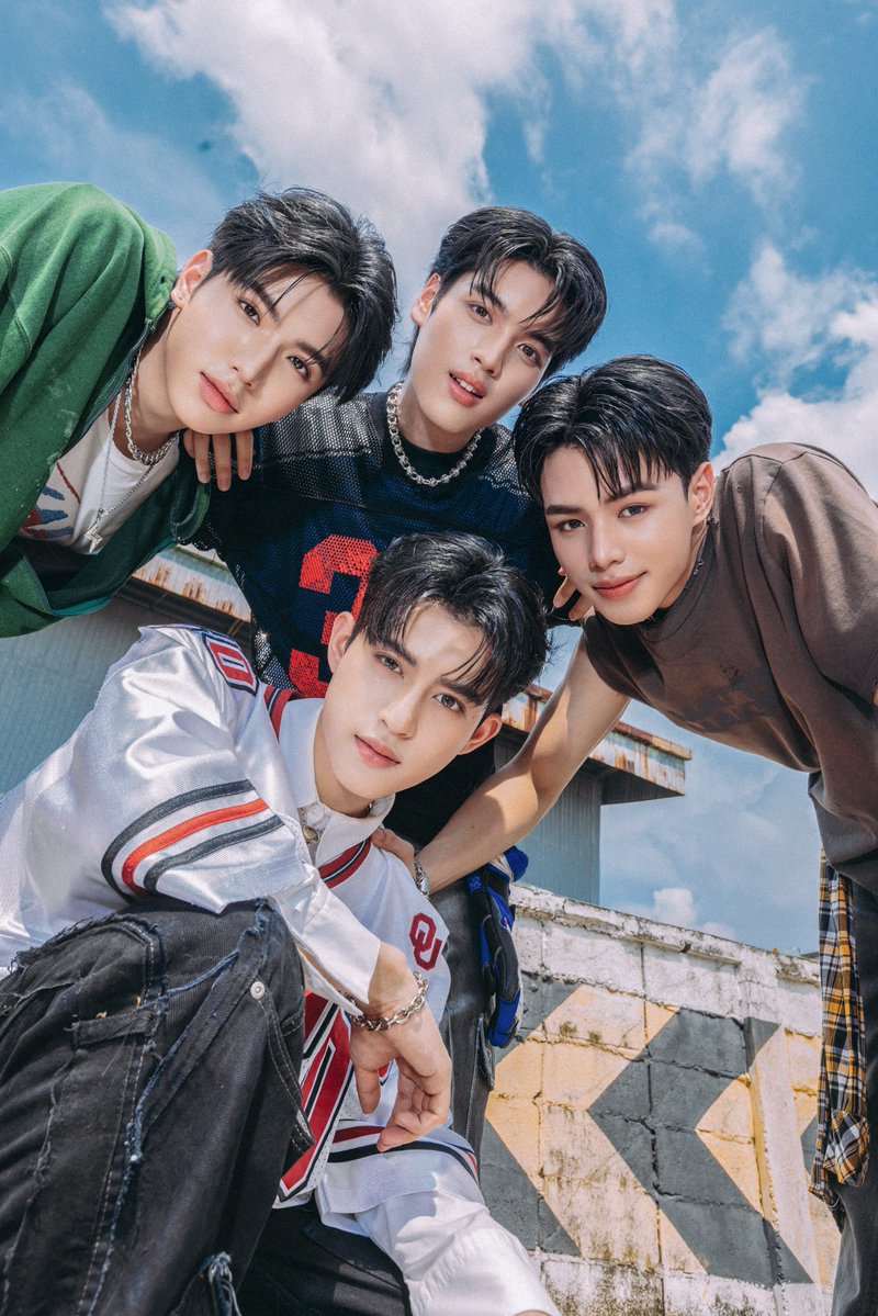 Hello_asian's tweet image. “RISER MUSIC” เปิดตัวบอยกรุ๊ปน้องใหม่ “CLO’VER” (โคล-เวอร์) 
4 หนุ่มลัคกี้ไอเทม “BARCODE, KEEN, ASHI, AUNGPAO”  
พร้อมเดบิวต์ซิงเกิลของคนชอบใส่ใจ “คนคุ้นคอย” (Next To You)
ได้ “URBOYTJ” มานั่งแท่นโปรดิวเซอร์

CLOVER DEBUT NEXT TO YOU

#คนคุ้นคอยCLO_VER_MV #CLO_VER
#barcodetin…