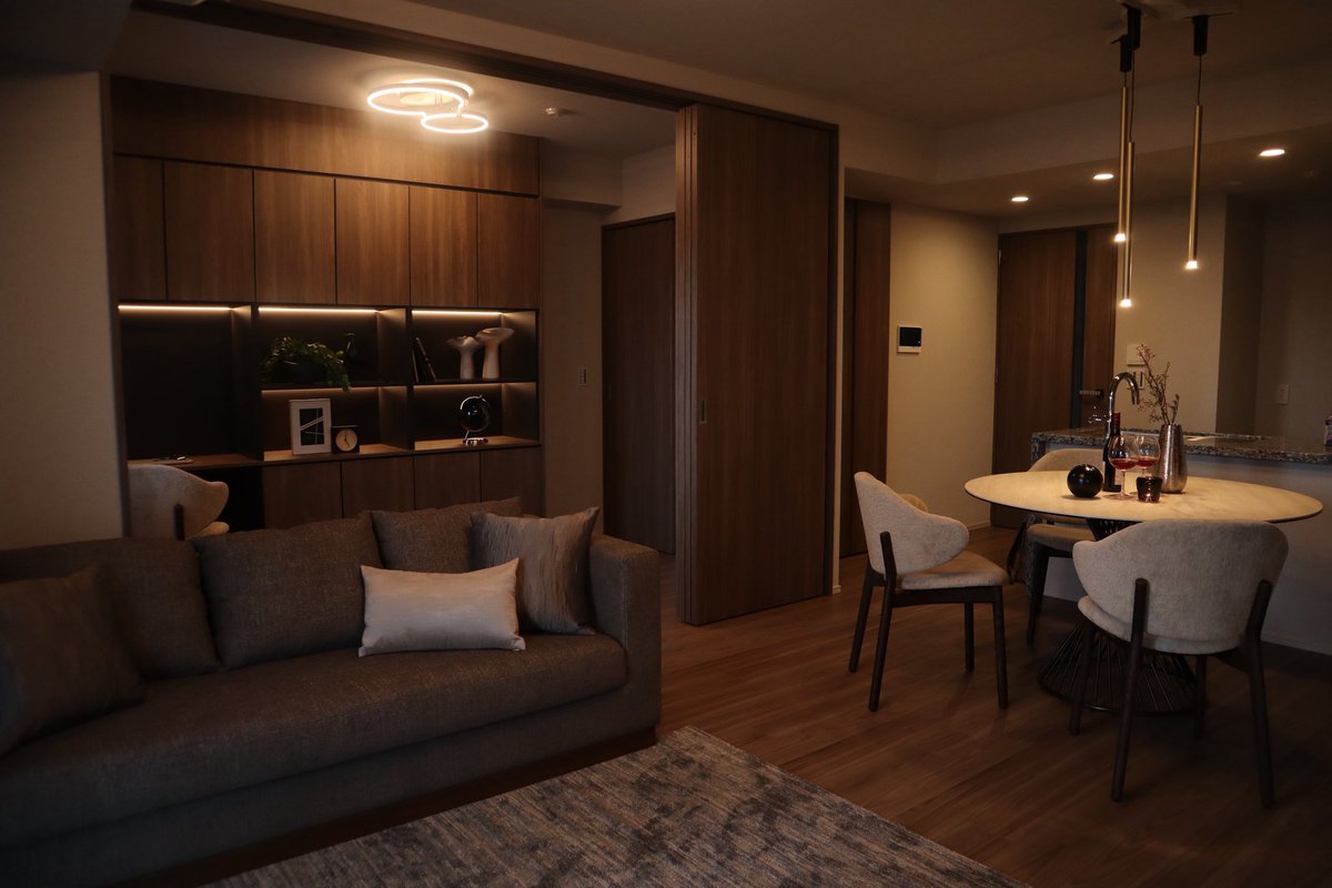 na_interior17's tweet photo. 偶然か、引き寄せか、

私はブラウン系の落ち着きモダン部屋を
コーディネートする事が多くて。

結果ついに『渋モダン』『モダンディ』なんて新テイスト名まで作っちゃったり。

#渋モダン #モダンディ 流行らせたい。笑 https://t.co/U2sV2SJhZb