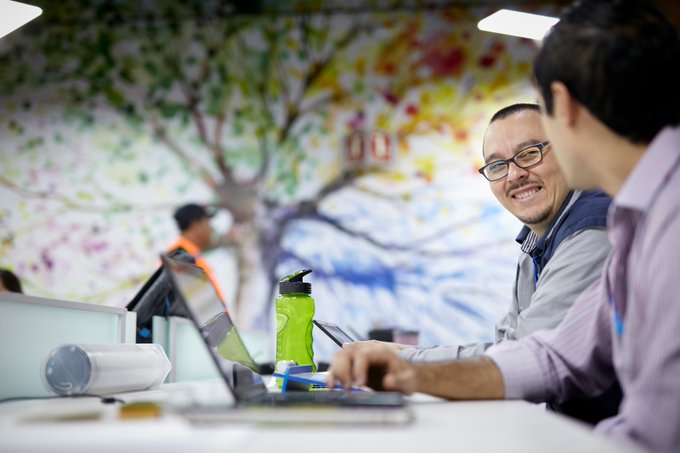 إن المنتجات الخالية من الدخان مثل أكياس النيكوتين، والسنوس، والتبغ المسخن، والسجائر الإلكترونية يمكن أن تكون أقل ضرراً بشكل ملحوظ إذ أنها تستبعد الاحتراق والدخان وباتالي تنتج مستويات أقل بكثير من المواد الكيميائية الضارة الموجودة في دخان السجائر.. اقرأ المزيد: برعاية شركة فيليب موريس للخدمات الإدارية (الشرق الأوسط) المحدودة 