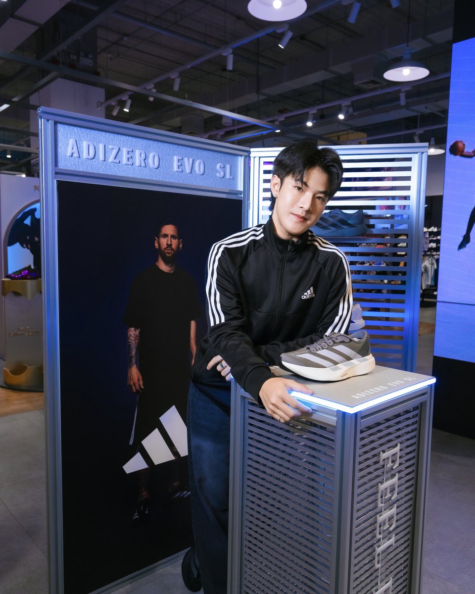 VVV_theofficial's tweet photo. WE WALK LIKE THIS 👟
@footlocker
#THEHEARTOFSNEAKERS #FOOTLOCKERTH #VVV_TRIPLEV https://t.co/ttMHhWDm54