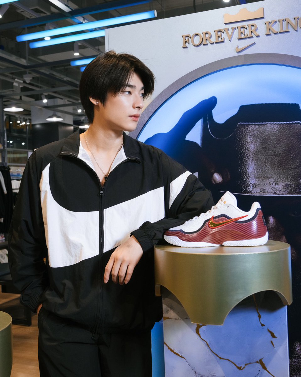 VVV_theofficial's tweet photo. WE WALK LIKE THIS 👟
@footlocker
#THEHEARTOFSNEAKERS #FOOTLOCKERTH #VVV_TRIPLEV https://t.co/ttMHhWDm54