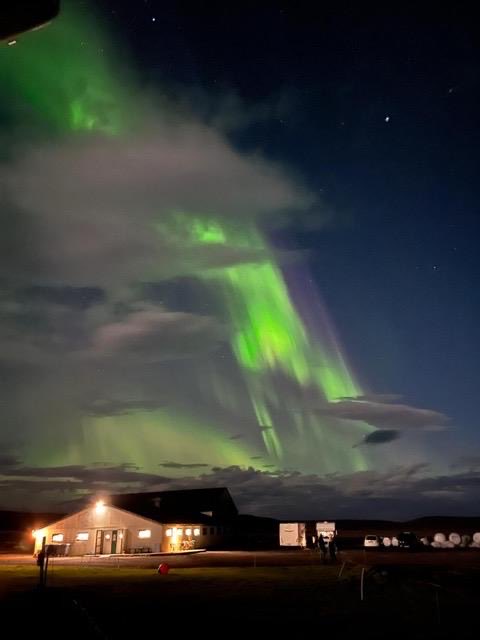 La valigia sul letto

Michela che festeggia i 50 anni in Islanda, tra libertà e un’Aurora Boreale inaspettata. 
E la storia di una giornalista di Vogue che ha smesso di pianificare ogni secondo delle vacanze per scoprire il gusto di perdersi un po’. <a href="/matteocaccia/">matteo caccia</a> <a href="/Radio24_news/">Radio 24</a>