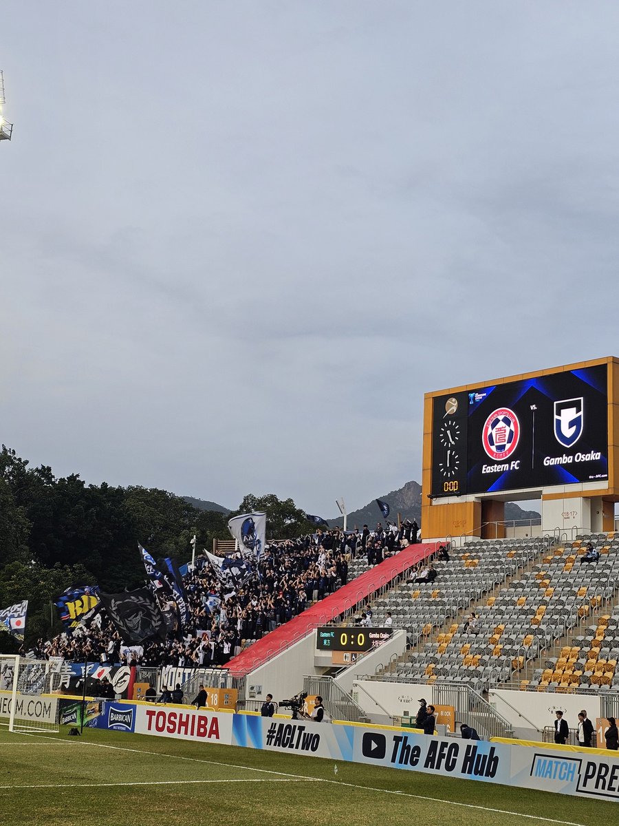 fjmariko's tweet image. 今日はACL2東方vsガンバ大阪。ガンバは漢字で書くと大阪飛脚。
2019年以来のMong Kok Stadium
旺角大球場。ここのスタジアムの構造相変わらずすごい。席に行くためにピッチを通過していく🚶‍♀️ガンバサポめちゃいる😲 #ACL2 #GAMBAOSAKA