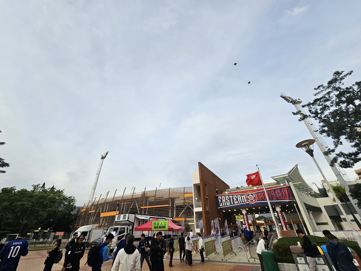 fjmariko's tweet image. 今日はACL2東方vsガンバ大阪。ガンバは漢字で書くと大阪飛脚。
2019年以来のMong Kok Stadium
旺角大球場。ここのスタジアムの構造相変わらずすごい。席に行くためにピッチを通過していく🚶‍♀️ガンバサポめちゃいる😲 #ACL2 #GAMBAOSAKA