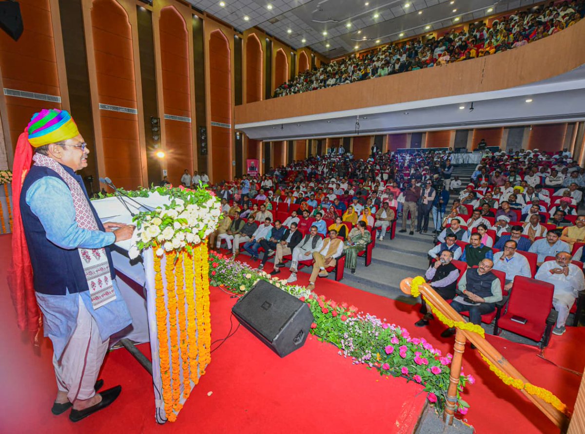 SSSnIYCRaj's tweet image. दिनांक 19.11.2025 पीएमकिसान योजना की 21वीं किश्त के हस्तानंतरण के उपलक्ष मे राज्य स्तरीय समारोह आयोजित किया गया|
समारोह मे माननीय मुख्यमंत्री श्री @BhajanlalBjp, माननीय कृषि मंत्री श्री @DrKirodilalBJP, माननीय सहकारिता मंत्री श्री@DakMla की गरिमामयी उपस्थिती रही|
@MinOfCooperatn