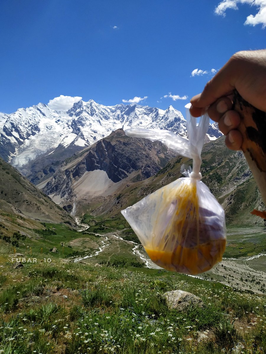 Fubar_10's tweet photo. Parked my bike down the foothill and almost 3 hours climb till 12-13K feet to take bath in hot spring with glaciers all around and boil eggs and eat...toot gaye zalim hot spring k bilkul nazdeek..See the beauty all around 😍 #Darkut #GB https://t.co/vN5QS5zLI0