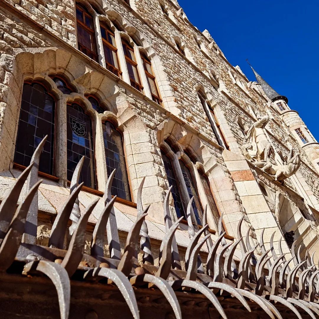 virgendelaguia's tweet image. Casa Botines de cerca
#casabotinesdegaudí #Botines #botinesleon #leónesp #leonespaña #igersleonesp #estaes_leon #monumentalspain #visionspain #españaenpaisajes #Gaudí #otoño
