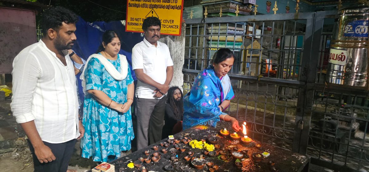 IParitalaSriram's tweet image. ఈరోజు కుటుంబ సభ్యులతో కలిసి అరుణాచలంలో గిరి ప్రదక్షణలు నిర్వహించడం జరిగింది. అనంతరం ఆలయాన్ని దర్శించుకుని, వేద పండితుల ఆశీర్వాదాం తీకోవడం జరిగింది.